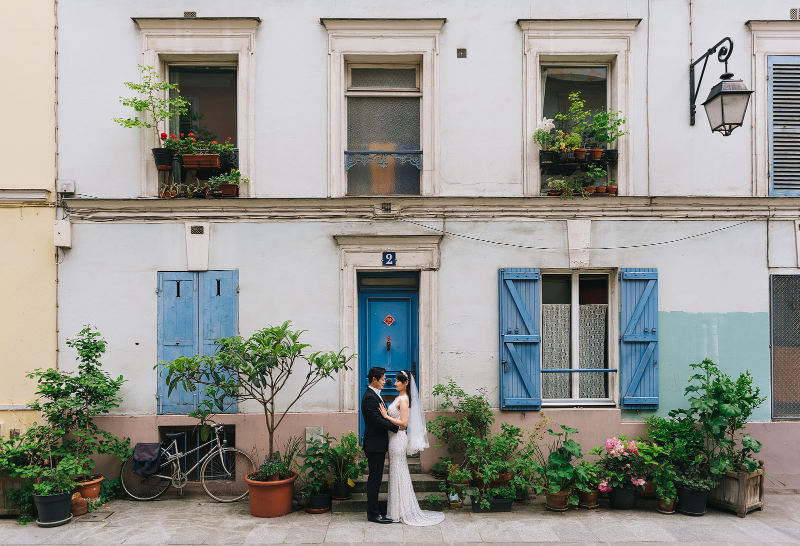 Pre-wedding shoot in a beautiful backstreet of Paris.